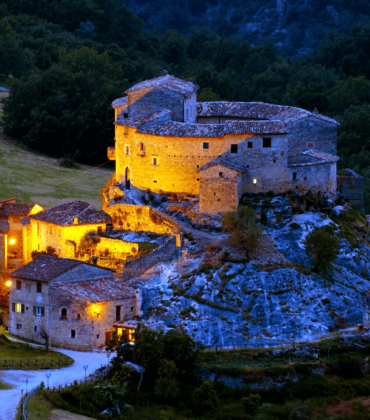 Castel di Luco: il borgo storico per un matrimonio poetico